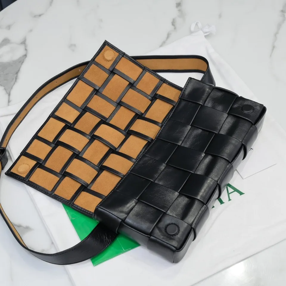 #B家 Rubik's cube woven bag has a simple triangular 🔻 design on the shoulder strap. It is officially introduced as a crossbody bag, but it can be used as a chest bag, a waist bag or in the hand. It feels great in the hand, and the shoulder strap can also be used as a belt. This design is relatively niche and not easy to hit! Men's bags are really popular these days. They are unisex and can also be used as couple's styles👩‍❤️‍💋‍👨. The shape is a classic lntrecciato woven design, with magnetic buckle, waxed calfskin + suede lining, showing classic elements, low-key without losing quality🧚🏻‍♀️ Size: 24x14x4cm 6712#